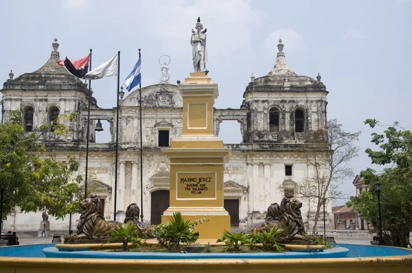 Fontaine et cathédrale léon dans le parc central leon nicaragua — Photo