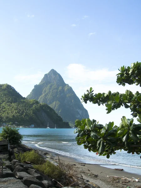 Caribische zee weergave twin piton pieken vulkaan bergen soufriere — Stockfoto