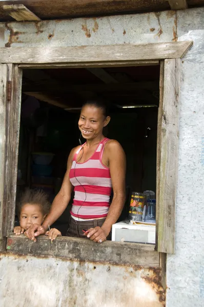 Nicaragua mother daughter smiling poverty house Corn Island — Stock Photo, Image