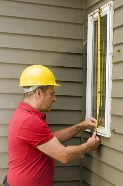 Tischler misst Fensterreparatur — Stockfoto