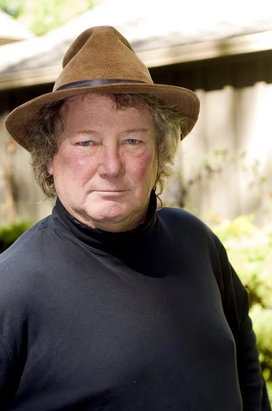 Middle age senior man with fashionable hat in yard — Stock Photo, Image