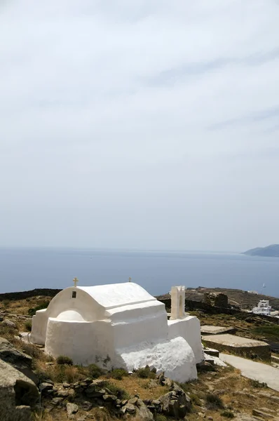 Cyclades isla griega iglesia sobre el mar —  Fotos de Stock