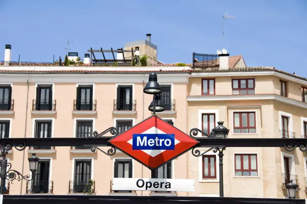 Stanice metra znamení pro operu madrid Španělsko — Stock fotografie