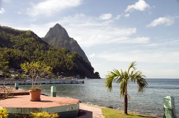 Waterfront park soufriere st. lucia with view of famous twin piton mountains — Stock Photo, Image
