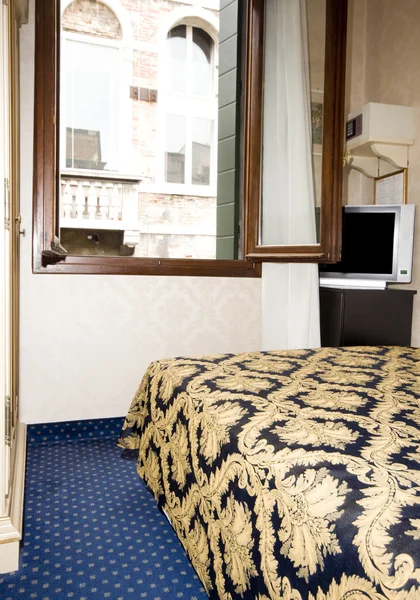 Interieur één kamer drie sterren hotel Venetië — Stockfoto