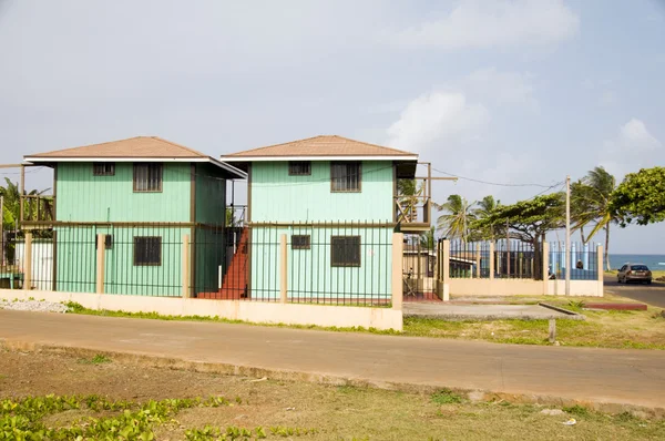 Corrispondenti edifici scatola lato mare Corn Island Nicaragua — Foto Stock