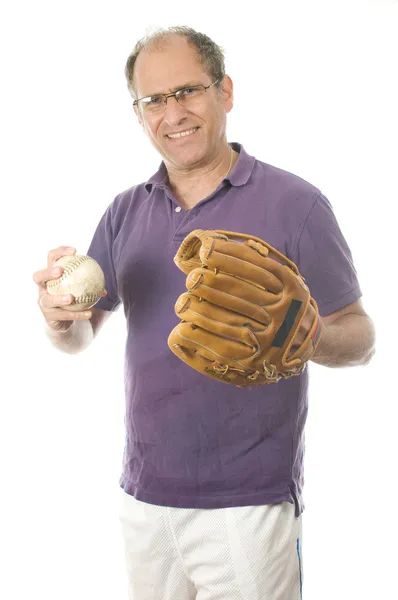 Softbol de hombre mayor de mediana edad lanzando en guante de béisbol sobre fondo blanco —  Fotos de Stock