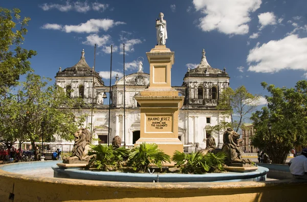 Fuente Parque Rubén Darío Catedral de León Nicaragua — Foto de Stock