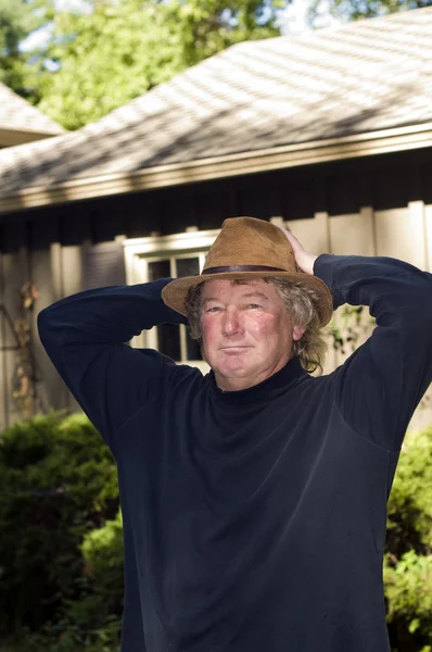 Középkorú idősebb ember, divatos kalap udvarban — Stock Fotó