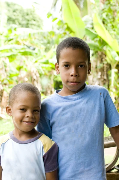 Dos niños sonriendo retrato Corn Island Nicaragua — Foto de Stock