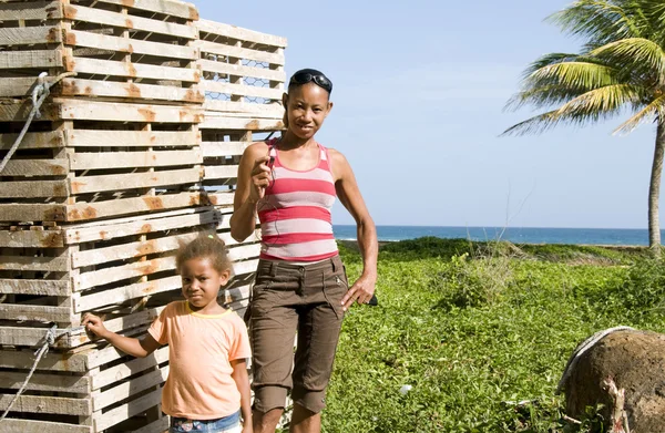 Mother daughter by lobster pot trap Corn Island Nicaragua — Stock Photo, Image