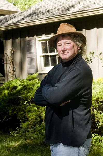 Seniorchef mittleren Alters mit modischem Hut im Hof — Stockfoto