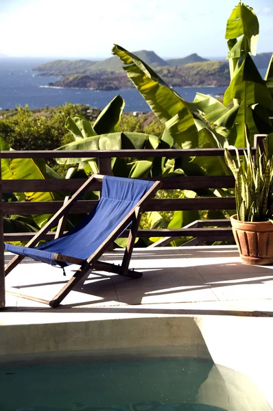 Caribische eiland villa zwembad met prachtig uitzicht van grenadine eiland — Stockfoto
