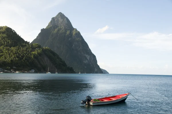 SOUFRIERE st. lucia twin piton bergtoppen met vissersboot — Stockfoto