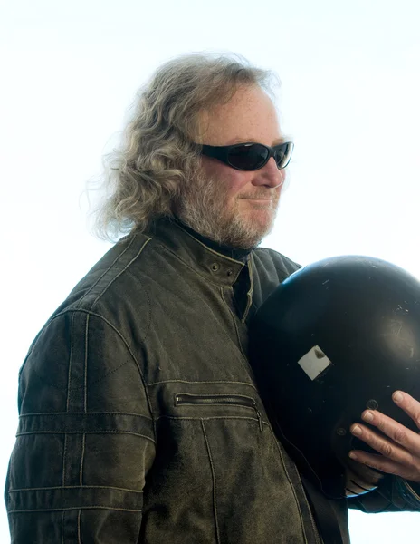 Bonito meia idade homem jaqueta de couro motocicleta capacete — Fotografia de Stock