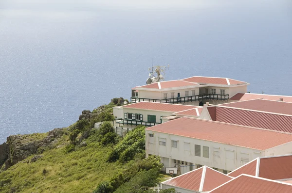 De typische architectuur van de dorp op klif over de Caribische zee op de weg Nederlandse Antillen saba — Stockfoto