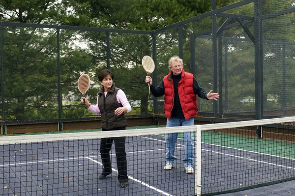 Homme et femme jouant paddle plate-forme tennis — Photo