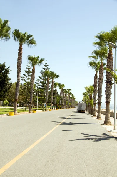 Voetgangers seafront promenade limassol-lemesos-cyprus — Stockfoto
