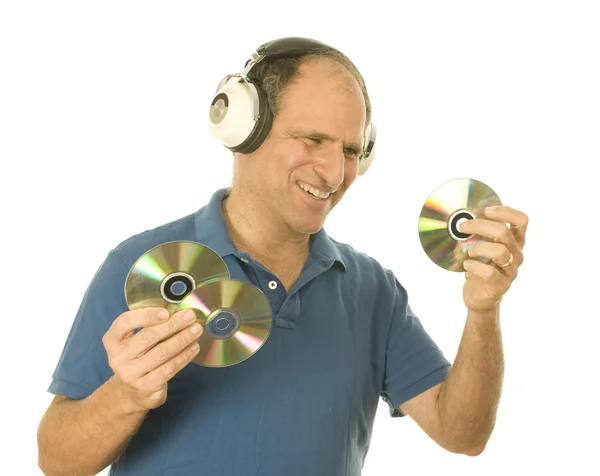 Hombre mayor escuchando discos de CD de música con auriculares vintage — Foto de Stock