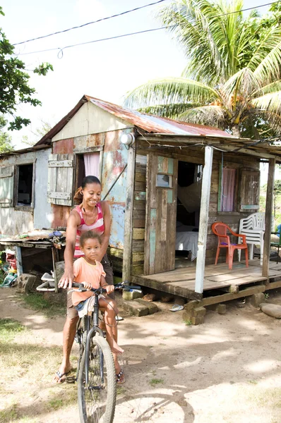 Nicaragua mor dotter cykel fattigdom hus corn island — Stockfoto