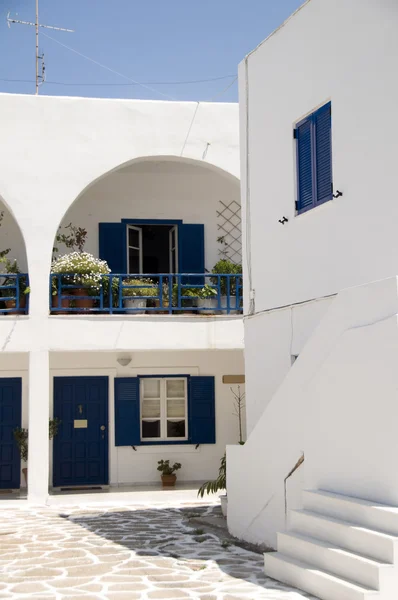 Klassische Kykladen-Architektur auf der griechischen Insel — Stockfoto