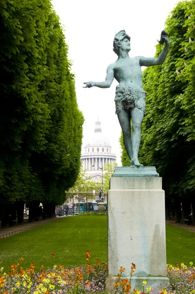 Estatua luxembourg jardines paris france — Foto de Stock
