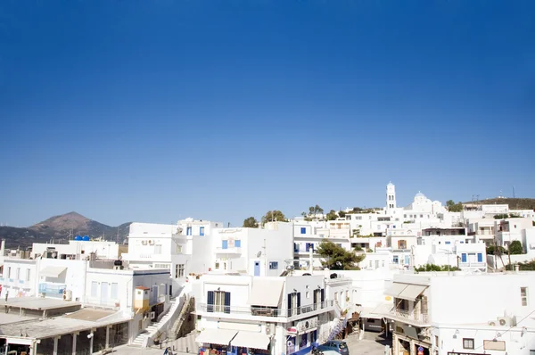 Vista de los edificios de la capital iglesia Adamas Milos Cyclades isla griega — Foto de Stock