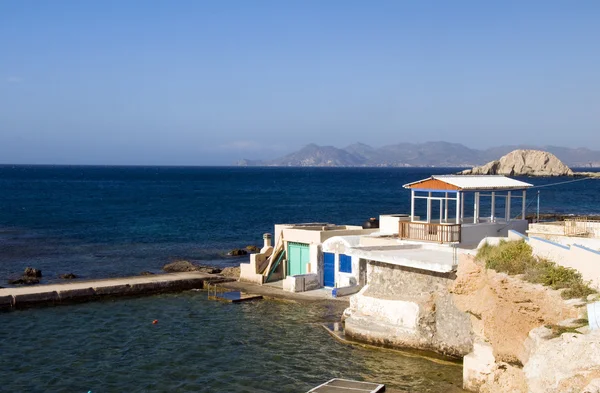 Houses built into rock cliffs on Mediterranean Sea Firopotamos — Stock Photo, Image