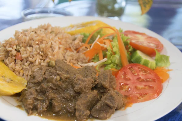 Gulasz wołowy z ryżem sałatka bequia st. vincent i Grenadyny — Zdjęcie stockowe