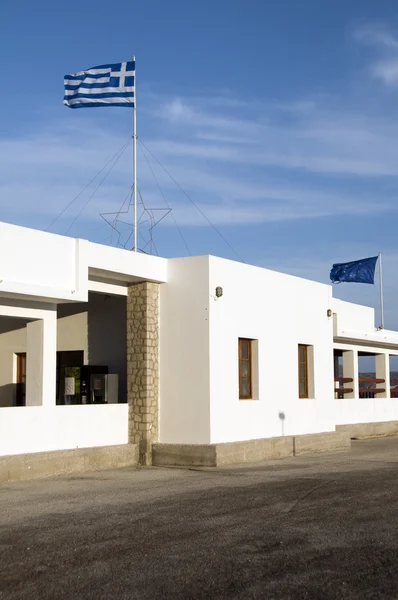 Miloš řecký ostrov trajektem portu stanice bílá architektura státní vlajka — Stock fotografie