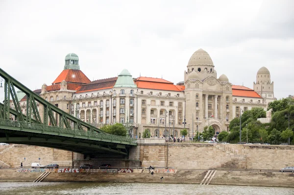 Historische bath house spa het platform ketting brug Donau rivier Boedapest Hongarije Europa — Stockfoto