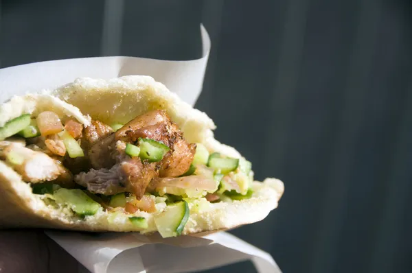 Comida de rua sanduíche pita Jerusalém Israel — Fotografia de Stock