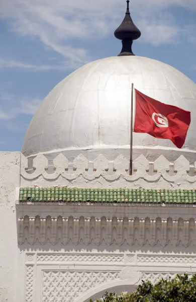 Marco grande mesquita cúpula de prata e bandeira Sousse Tunísia África — Fotografia de Stock