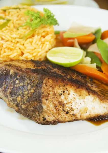 Steak de thon à nageoires jaunes aux légumes riz — Photo