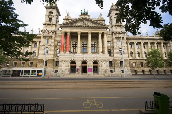 Muzeum etnografie naproti parlamentu Budapešť Maďarsko — Stock fotografie