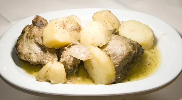 Molho de limão de cordeiro de comida grega com batatas — Fotografia de Stock