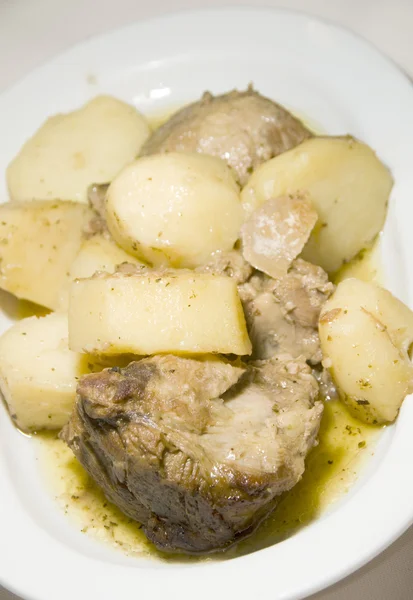 Cuisine grecque agneau sauce au citron avec pommes de terre — Photo
