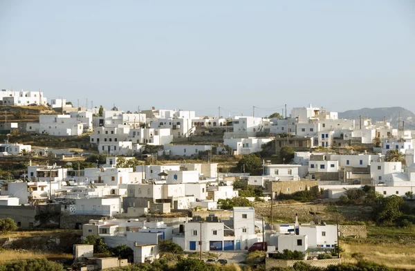 Vista di Adamas Plaka tipica isola greca Cicladi architettura — Foto Stock