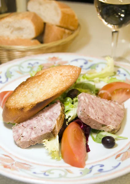 Frans land stijl varkensvlees terrine pate salade — Stockfoto