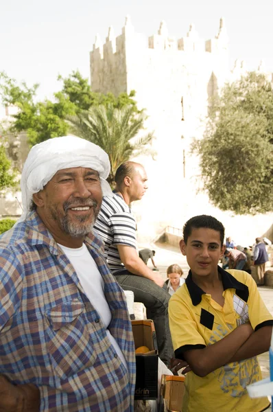 Juice vendor with son Damascus Gate Jerusalem — Stock Photo, Image