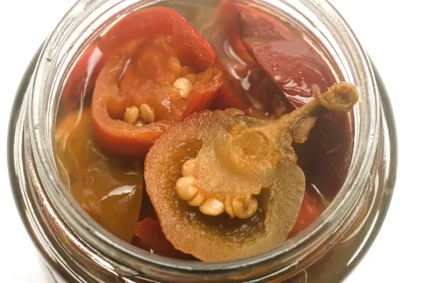 Warme kersen paprika rode en groene voorgerecht glazen pot — Stockfoto