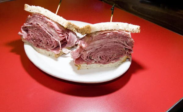 Kombinationen tungan corned beef sandwich seedade rågbröd — Stockfoto