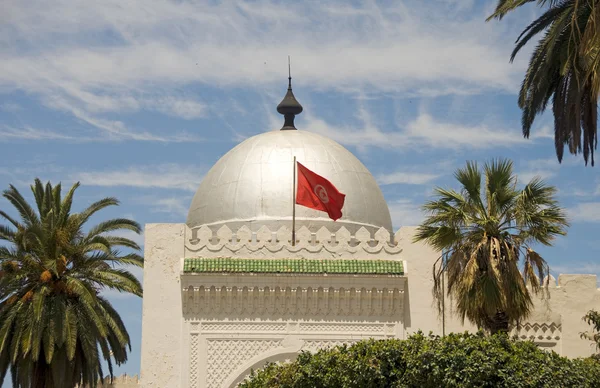 Hito gran mezquita cúpula de plata y bandera Sousse Túnez África —  Fotos de Stock
