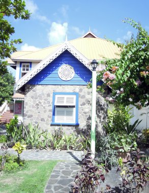 bequia St vincent ve Grenadinler port elizabeth şehir Karayipler style taş gingerbread ile binanın döşeme