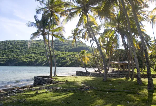 Crescent industrie onontwikkelde strand gazebo hut bequia st. vincent en de grenadines Caribische zee — Stockfoto