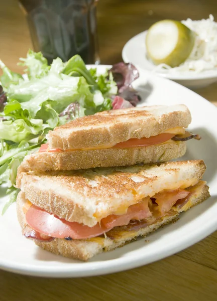 グリルチーズ サンドイッチ ベーコン トマト ドレッシング サラダとコール — ストック写真
