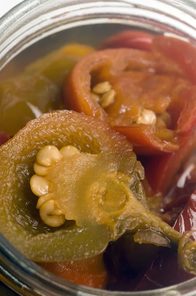 Picante pimientos cereza rojo y verde aperitivo frasco de vidrio —  Fotos de Stock