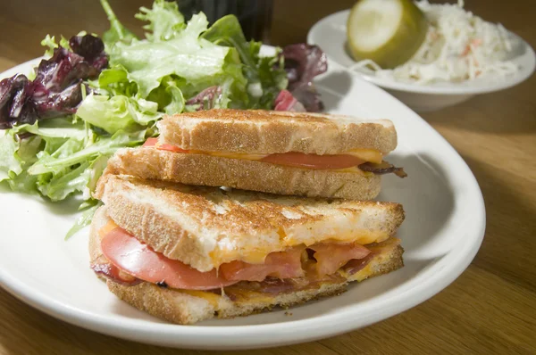 グリルチーズ サンドイッチ ベーコン トマト ドレッシング サラダとコール — ストック写真