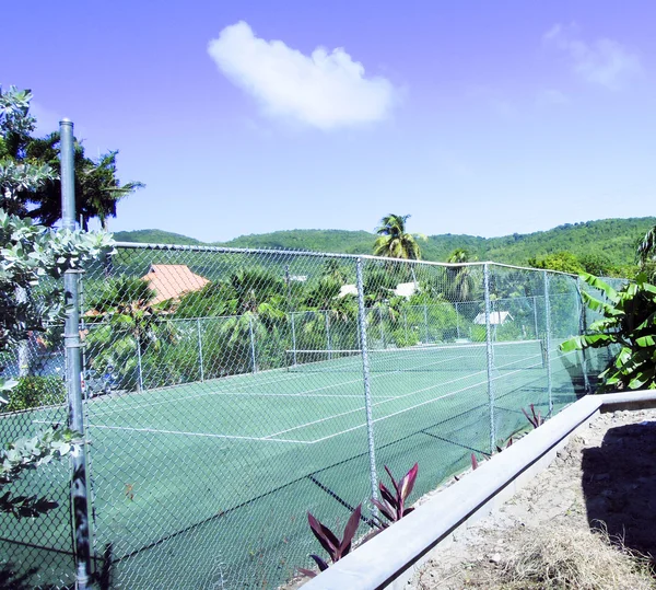 Tenis sąd tropikalna wyspa bequia st. vincent i grenadi — Zdjęcie stockowe