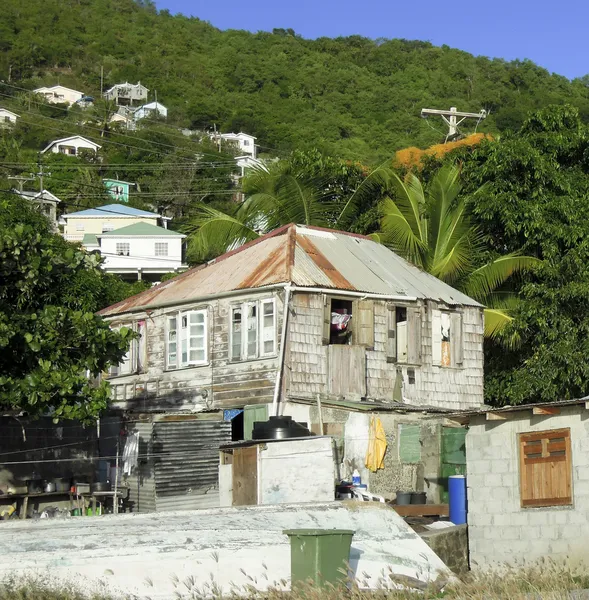 오래 된 판자 카리브 스타일 나무 집 아연 금속 지붕 Bequia — 스톡 사진